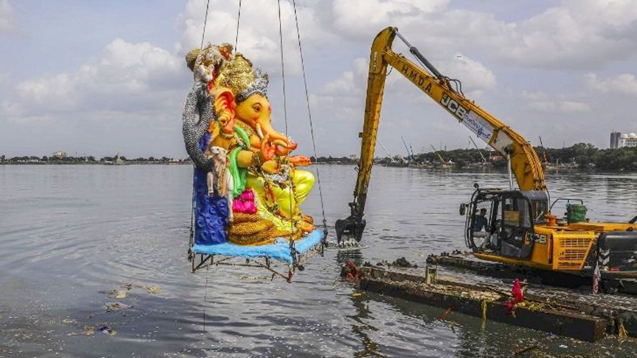 Holiday | ఈ నెల 25న నిమజ్జనం.. ఐదు జిల్లాలకు సెలవు ప్రకటించిన ప్రభుత్వం