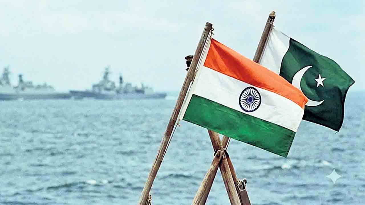 భారత యుద్ధనౌకను ఢీకొన్న పాక్‌ నౌక