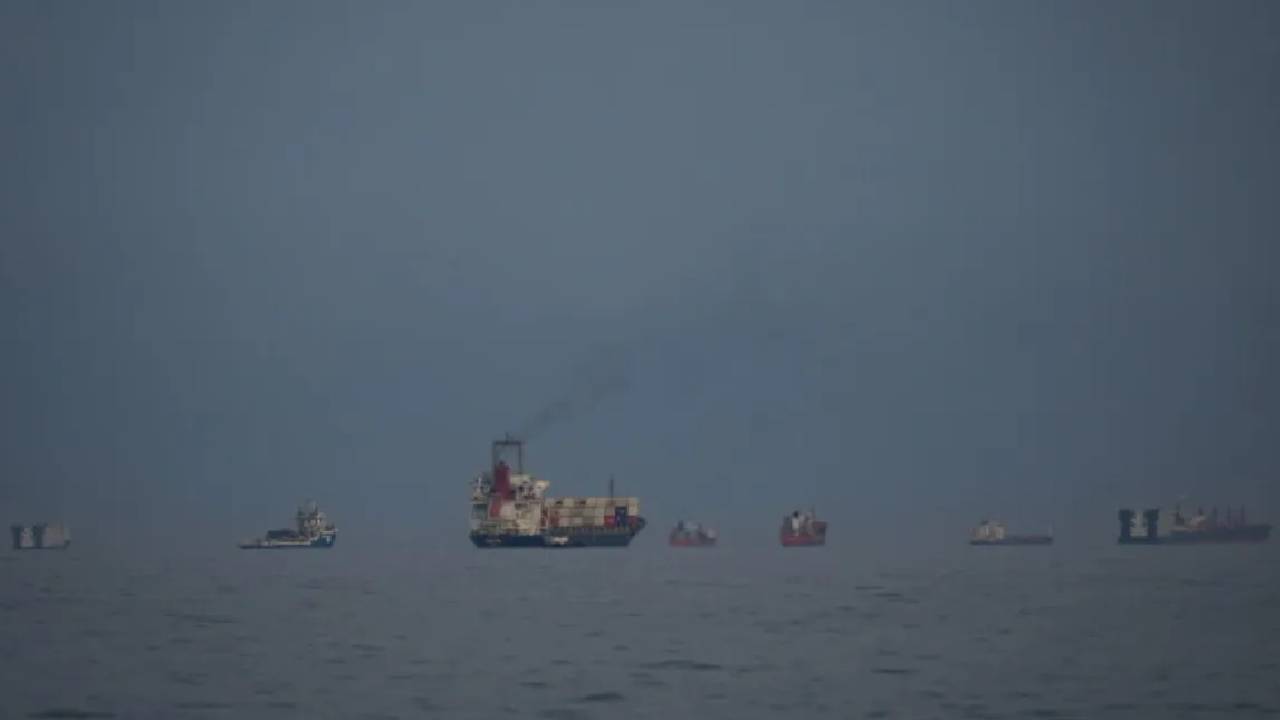 Iranian ship | హార్ముజ్ జ‌ల‌సంధి వ‌ద్ద‌ ఇరాన్ నౌక‌పై దాడి.. ఒక‌రు మృతి.. ముగ్గురికి గాయాలు