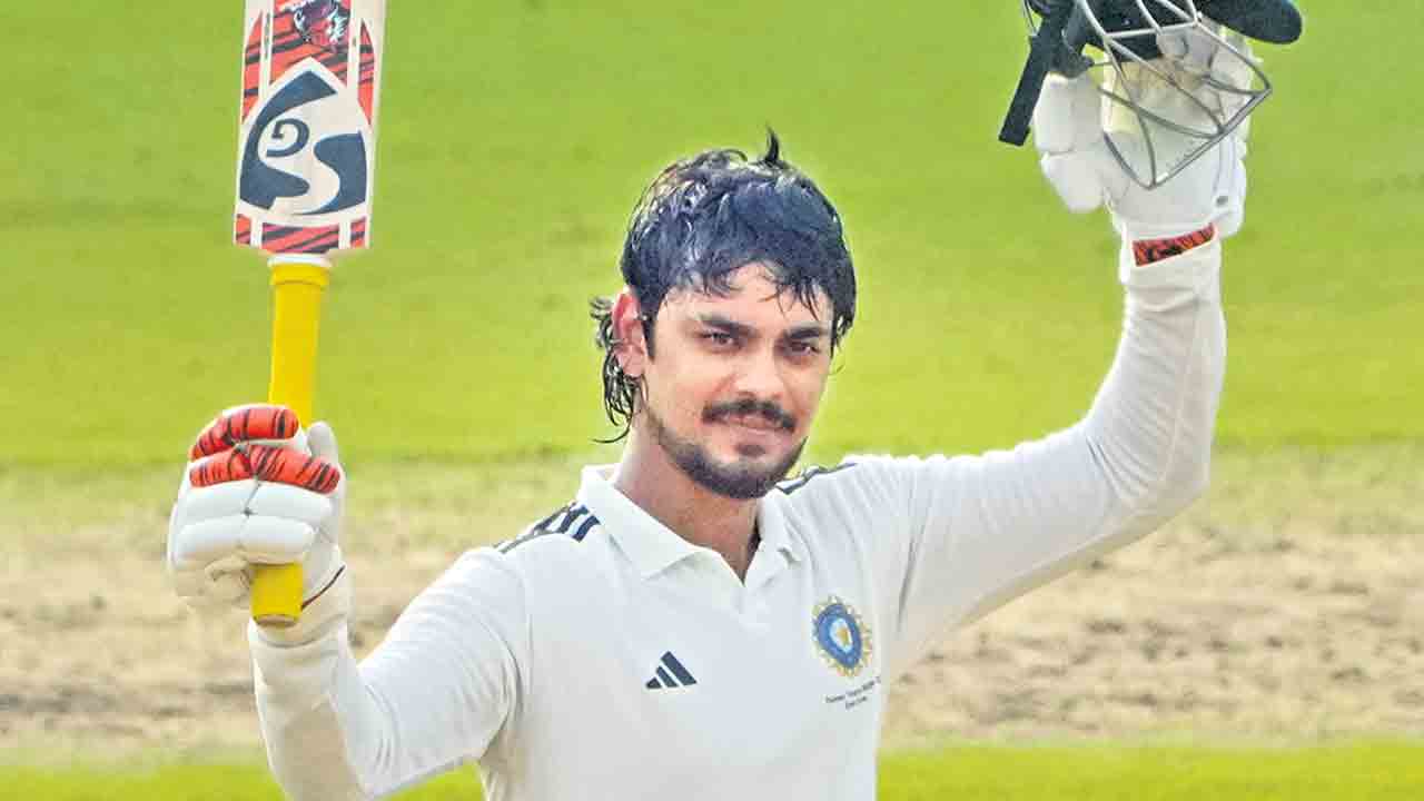ఇషాన్‌ సెంచరీ.. ఈస్ట్‌ జోన్‌ 385/4