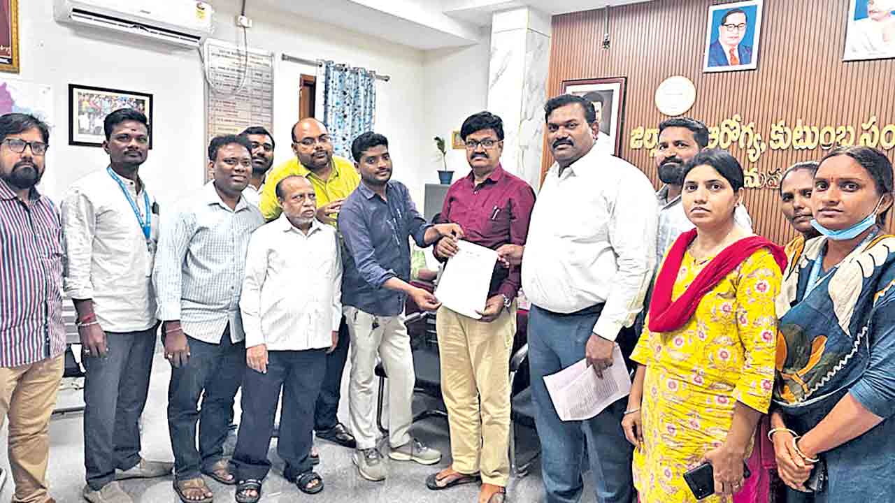 ఎన్‌హెచ్‌ఎం ఉద్యోగుల నిరసనబాట.. జేఏసీ ప్రెసిడెంట్‌ మహేందర్‌రావు