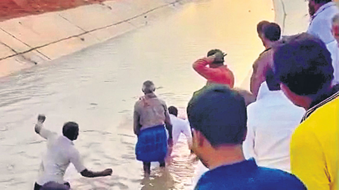 చంద్రబాబుకు మన నీళ్లు.. పాలమూరుకు కన్నీళ్లు