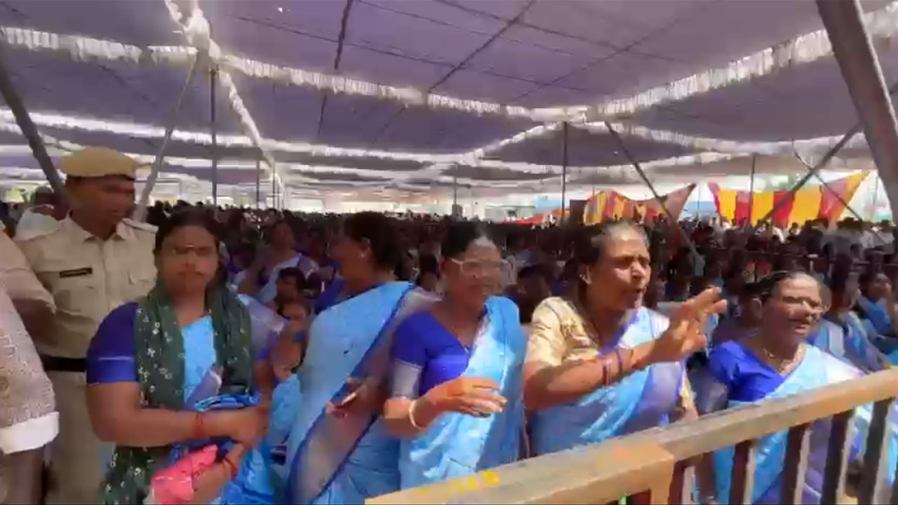 Janagama | సభలో మంత్రి పొంగులేటిని నిలదీసిన మహిళలు..ఇచ్చిన హామీలపై నిలదీతలు