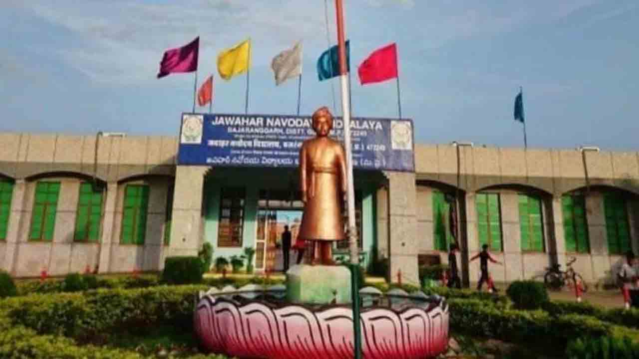 students lock Up in hostel | స్కూల్‌ హాస్టల్‌లో బంధించుకున్న విద్యార్థులు.. ప్రిన్సిపాల్‌ను తొలగించాలని డిమాండ్‌
