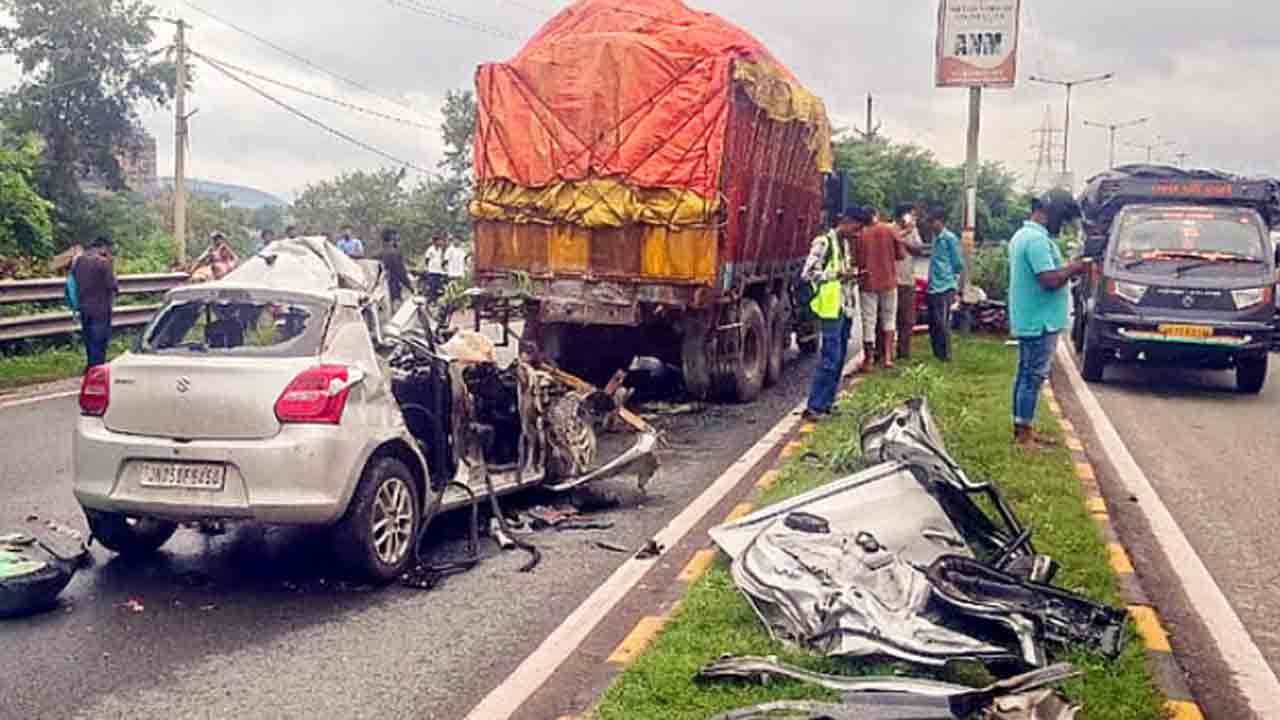 Car Rams Parked Truck | ఆగి ఉన్న లారీని ఢీకొట్టిన కారు.. మంత్రి కుమార్తె సహా నలుగురు మృతి