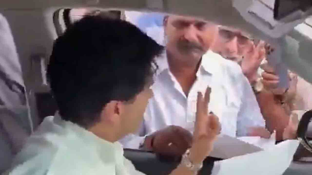 Watch: రోడ్డు నిర్మించకపోతే ఓటు వేయబోమన్న జనం.. వారిపై మండిపడిన కేంద్ర   మంత్రి సింధియా
