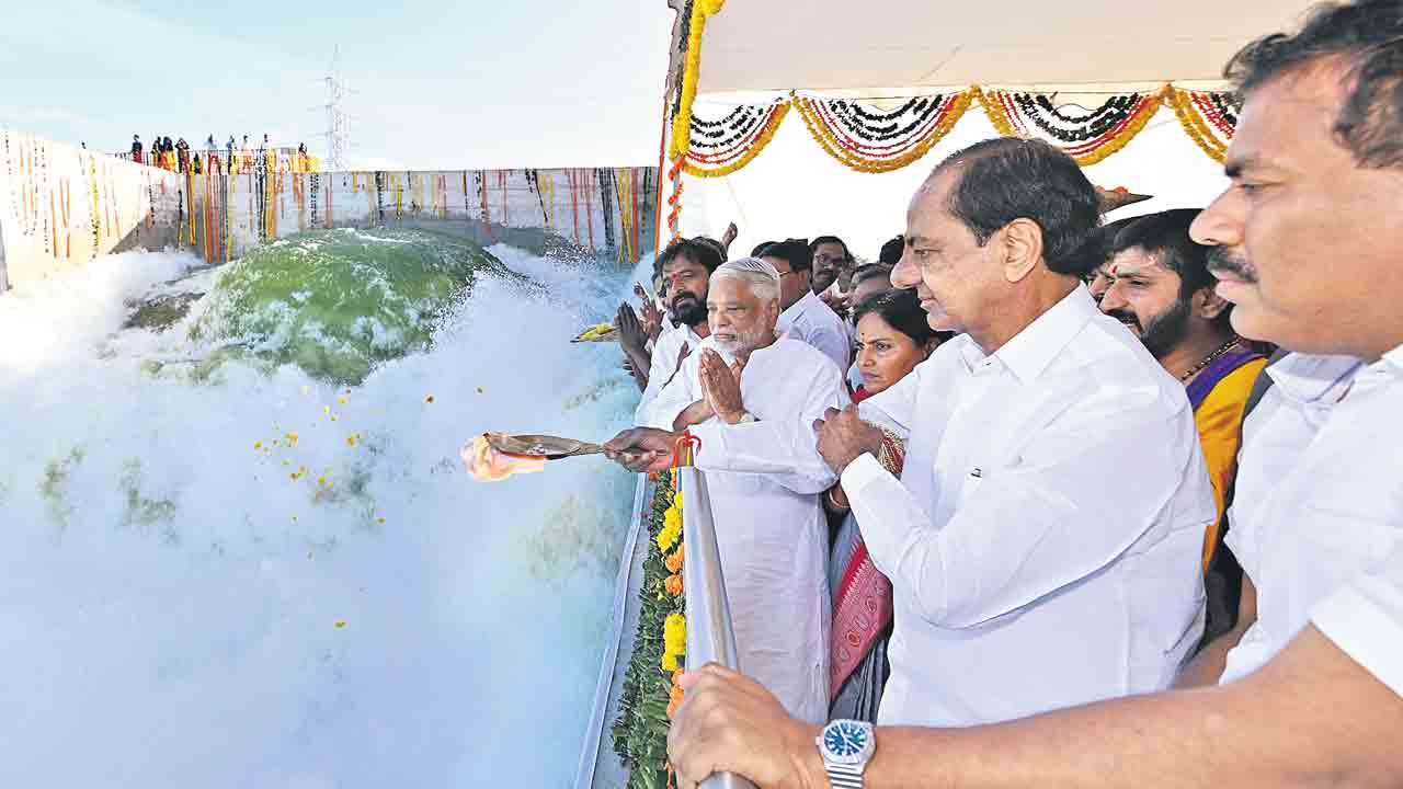 తొలి పంపు ఉప్పొంగి నేటికి మూడేండ్లు.. కాంగ్రెస్‌ మూడేండ్ల హయాంలో వివక్ష