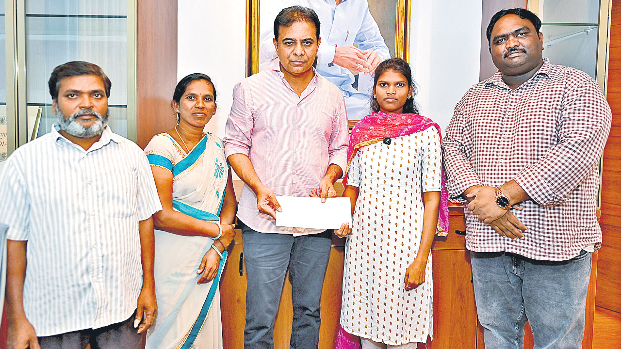 వైద్య విద్యార్థిని అకీరాకు కేటీఆర్‌ ఆర్థిక భరోసా