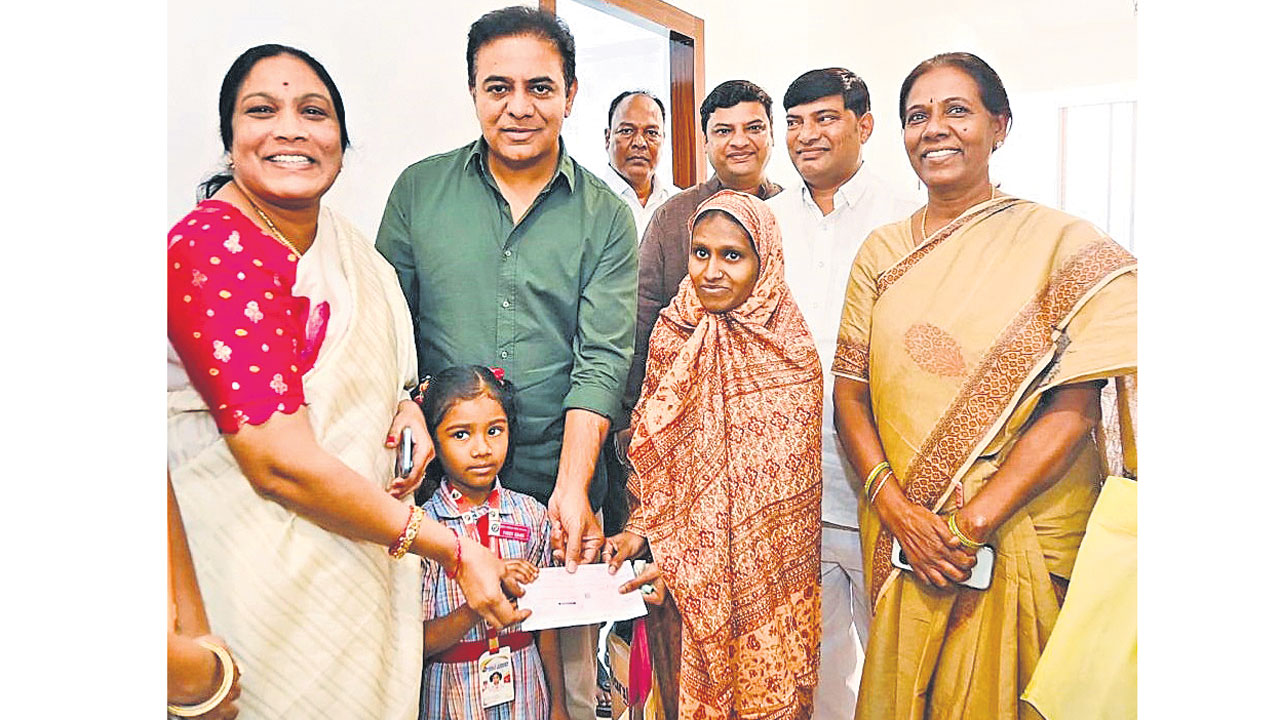 చిన్నారి చదువుకుకేటీఆర్‌ బాసట