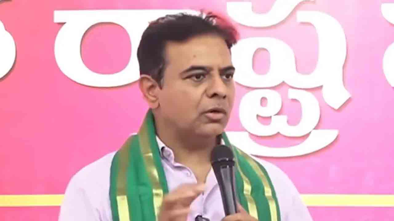 KTR | ఈ సారి వస్తే మీ సెల్‌ఫోన్‌తో ఆ పోలీసోడి ఫొటో కొట్టండి.. రైతులతో కేటీఆర్