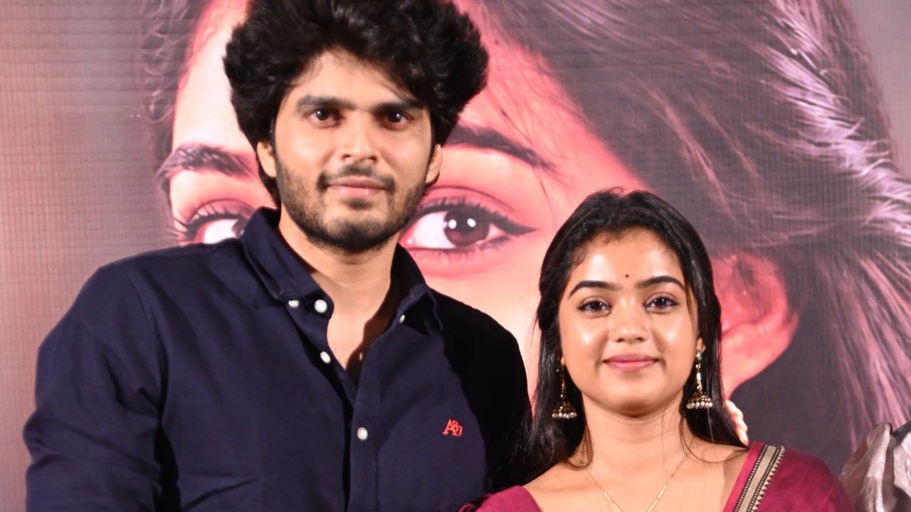 షాక్‌ ఇచ్చే ైక్లెమాక్స్‌తో ‘కాగితం పడవలు’