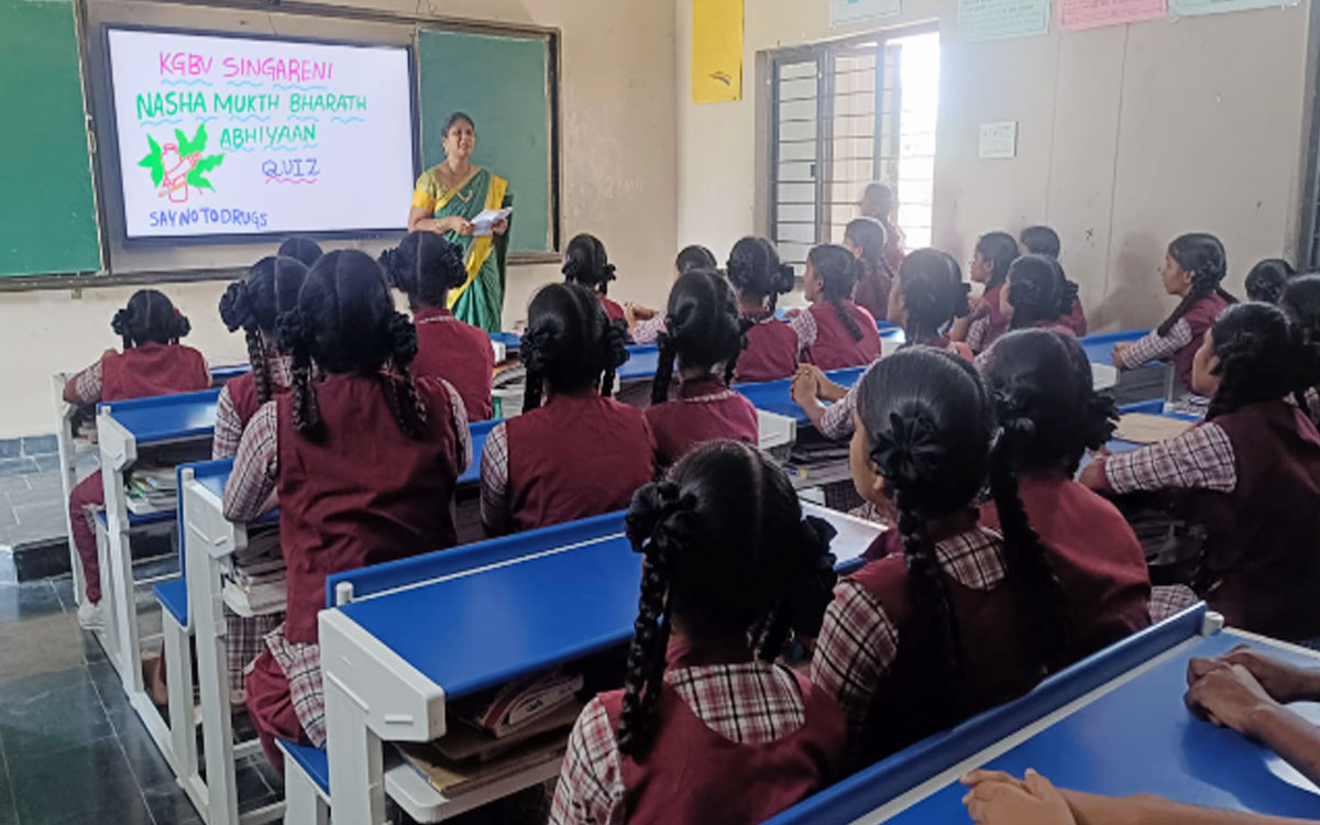 'మత్తు పదార్థాలకు యువత దూరంగా ఉండాలి'