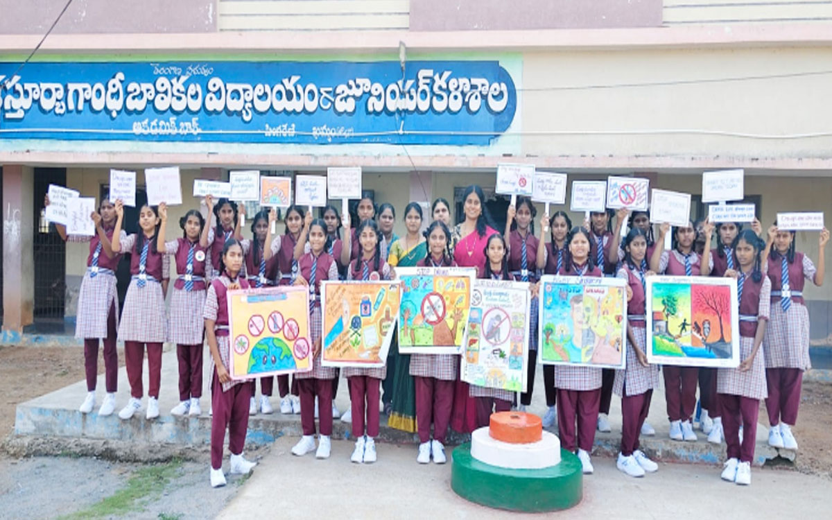 'మత్తు పదార్థాలకు యువత దూరంగా ఉండాలి'