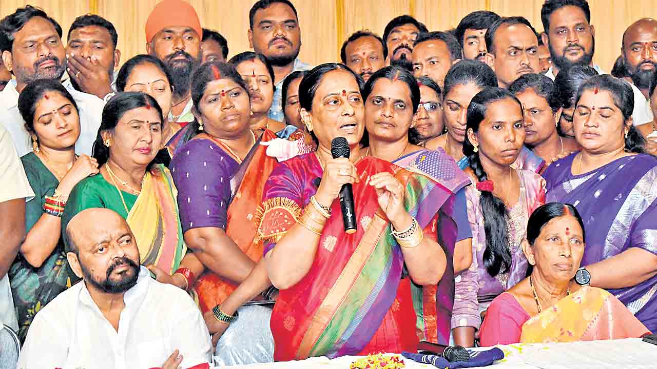 సారీ చెప్పలేదని బర్తరఫ్‌ చేస్తరా?
