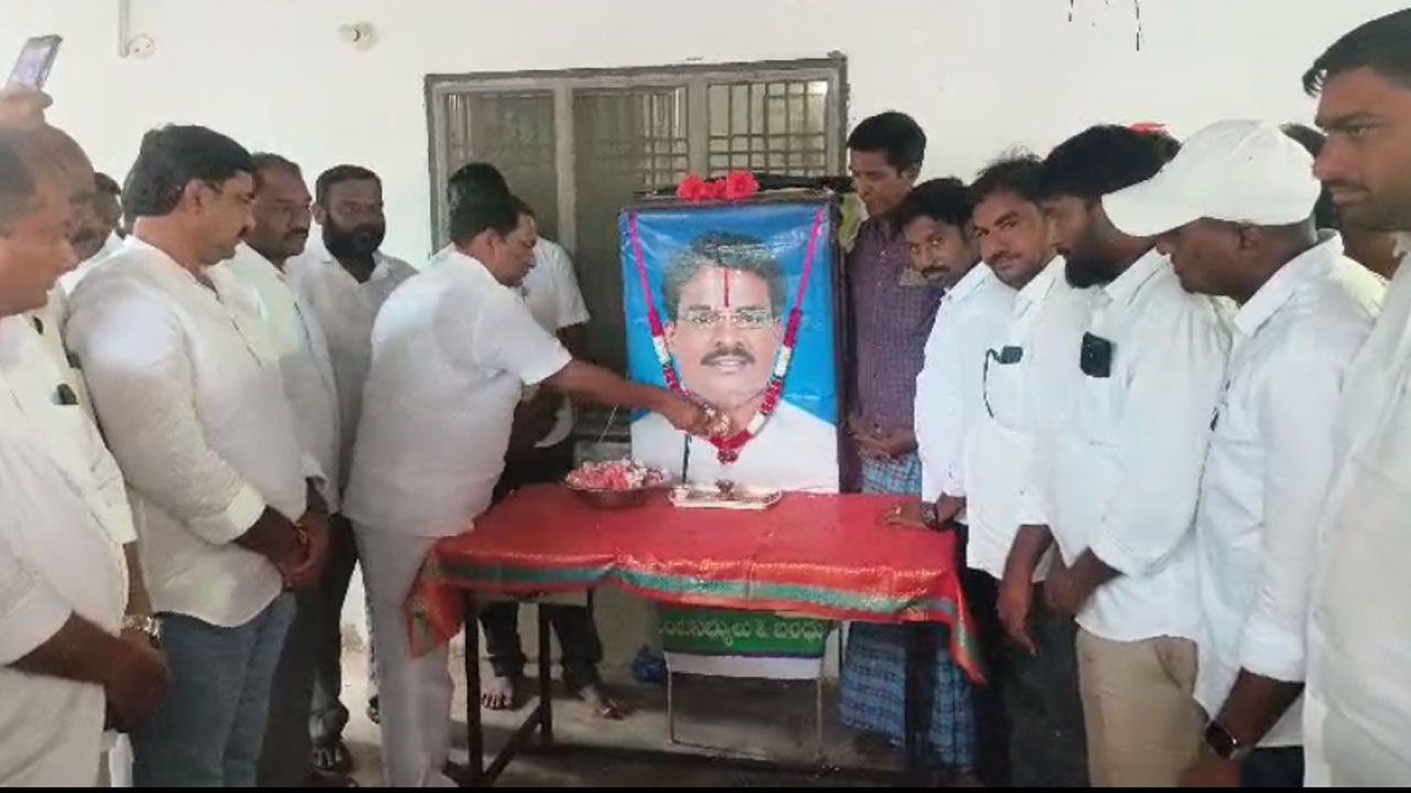 Financial Aid | బీఆర్‌ఎస్‌ నాయకుడి కుటుంబానికి ఆర్థిక సహాయం అందించిన మాజీ మంత్రి కొప్పుల ఈశ్వర్‌