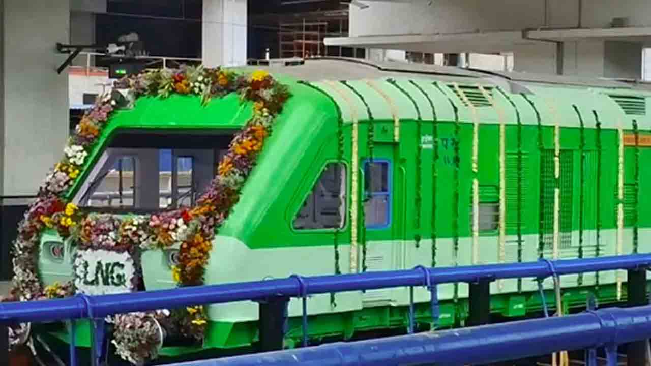 దేశంలోనే తొలి ఎల్‌ఎన్‌జీ రైలు ప్రారంభం