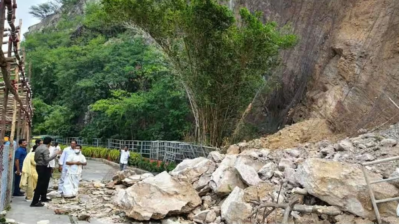 Landslide | విజయవాడ దుర్గగుడి ఘాట్‌ రోడ్డుపై విరిగిపడ్డ కొండచరియలు