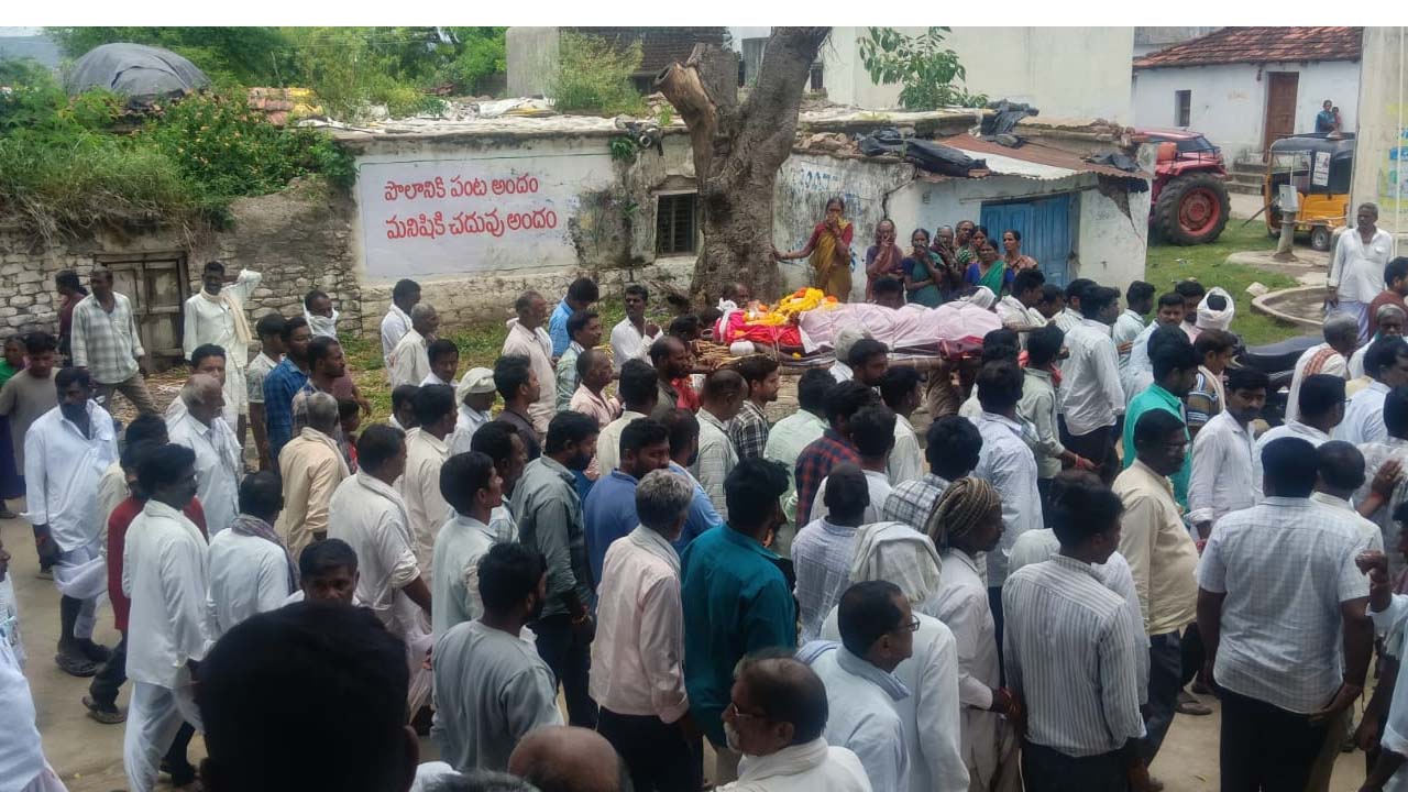 Tragedy | ఒకేసారి నలుగురి అంత్యక్రియలు..కన్నీటి సంద్రమైన పార్డి (బీ) గ్రామం
