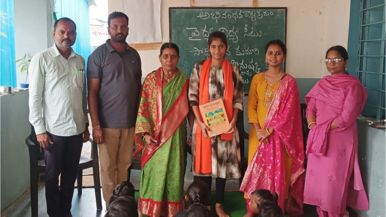 MBBS Student | ఎంబీబీఎస్‌ సీటు సాధించిన విద్యార్థినికి ఉపాధ్యాయుల సన్మానం