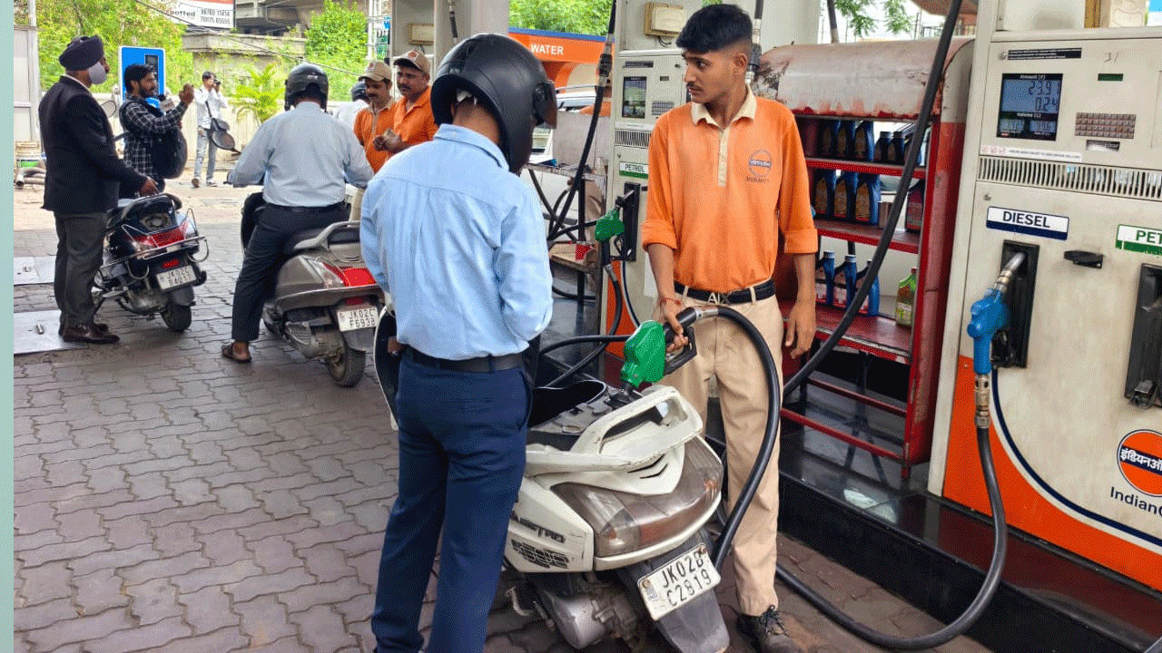 Petro dealers | మాపై MDR ఛార్జీల‌ భారం వ‌ద్దు.. ప్ర‌భుత్వాన్ని మిన‌హాయింపు కోరుతున్న పెట్రో డీల‌ర్స్‌..!