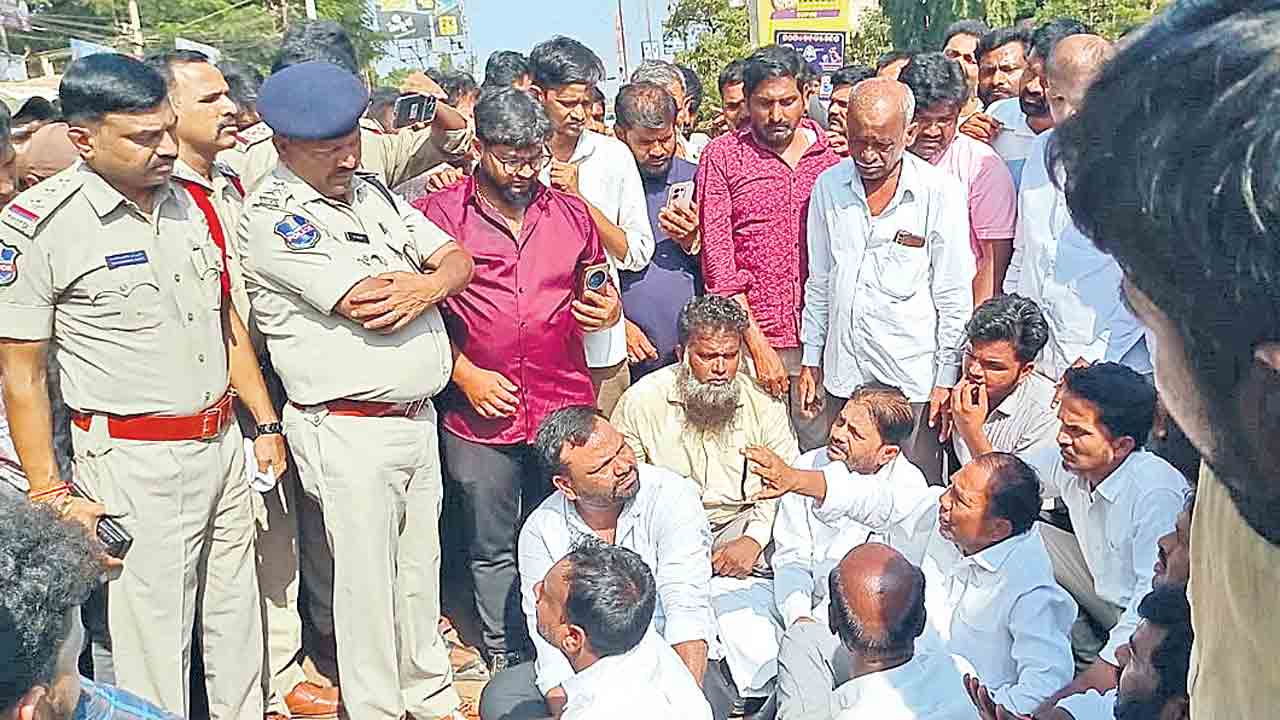 పోలీసుల వేధింపులకు బీఆర్‌ఎస్‌ కార్యకర్త బలి.. జహీరాబాద్‌లో ధర్నా, రాస్తారోకో