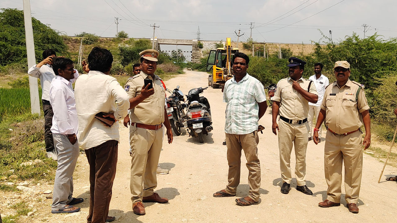 Farmers Protest | కోర్టు స్టే ఉన్నా పొలాల్లో పనులకు యత్నం.. అధికారుల తీరుపై రైతుల ఆగ్రహం