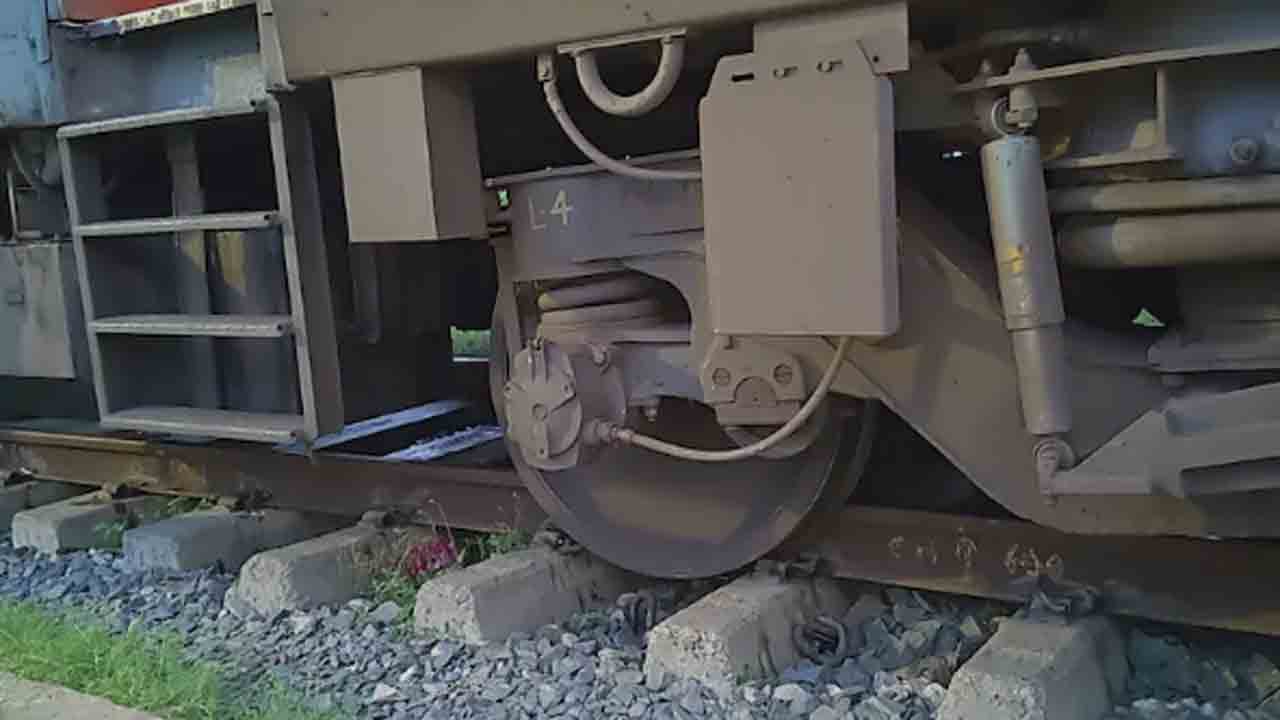 Mahananda Express Derail | సిగ్నలింగ్‌ వ్యవస్థలో లోపం.. పట్టాలు తప్పిన మహానంద ఎక్స్‌ప్రెస్