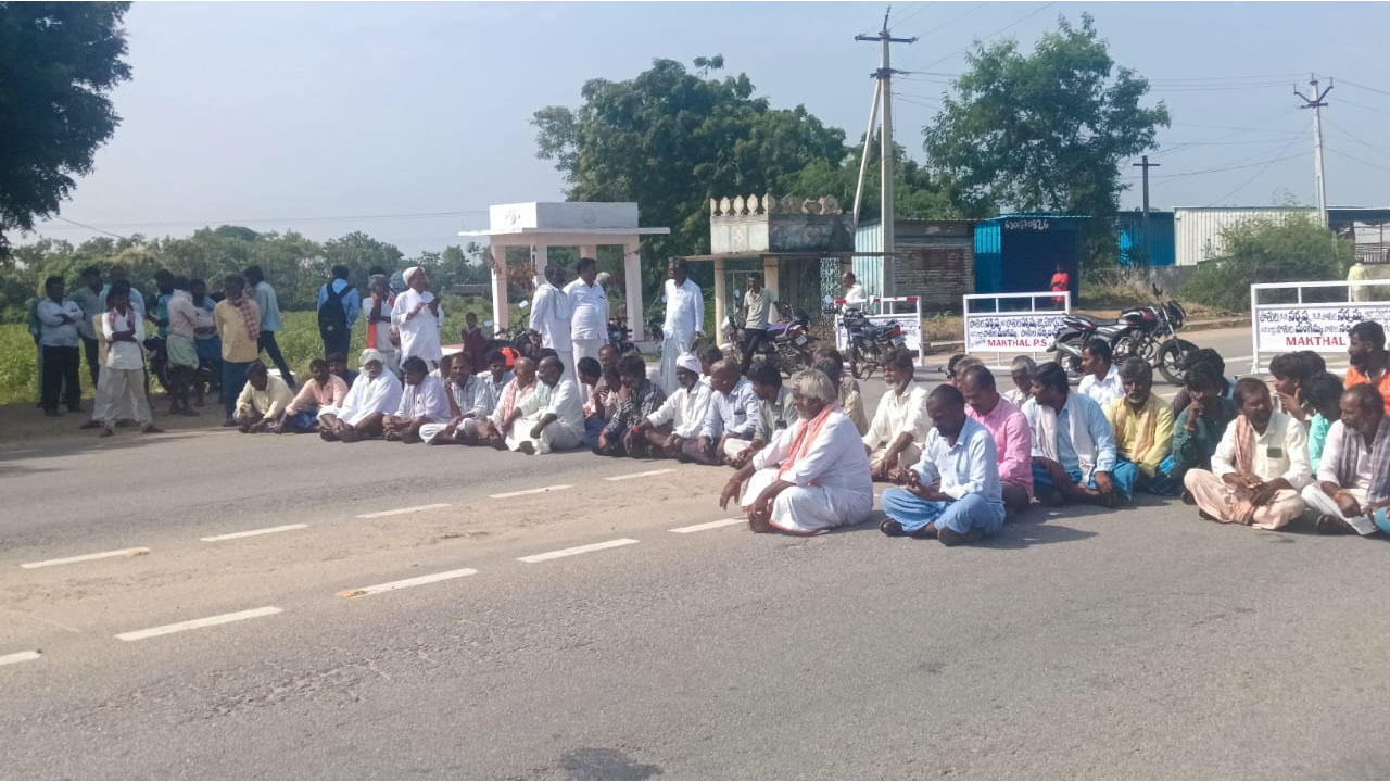 Farmers Protest | నిరంతర విద్యుత్ సరఫరా చేయాలని సబ్ స్టేషన్ ఎదుట రైతుల ధర్నా