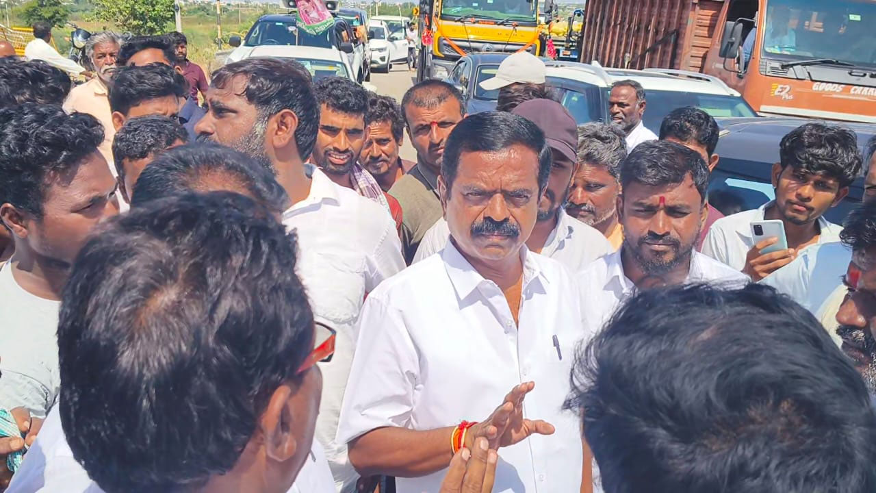 Farmers Protest | కరెంటు కోతలకు నిరసనగా జాతీయ రహదారిపై ధర్నా