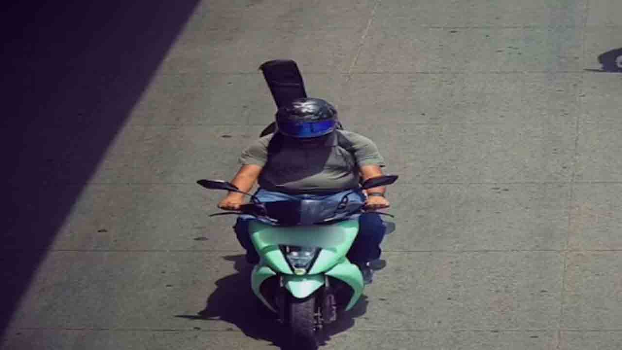 Man Rides With Guitar | వెనుక గిటార్‌తో స్కూటీ నడిపిన వ్యక్తి.. హెల్మెట్‌ ధరించలేదని జరిమానా
