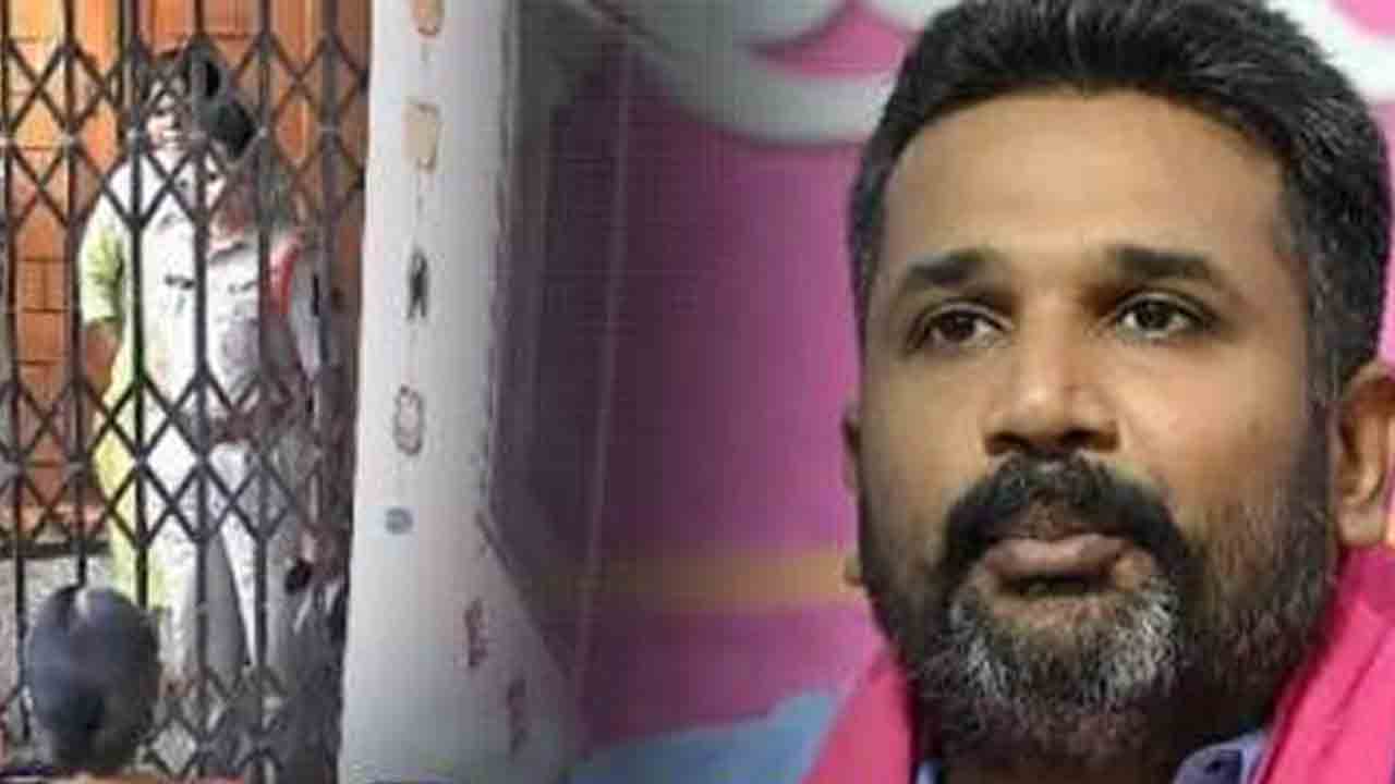 లోపలేస్తా నా కొడుకా.. తమాషా చేస్తున్నారా!.. క్రిశాంక్‌ ఇంటి వద్ద సీఐ ఓవరాక్షన్‌