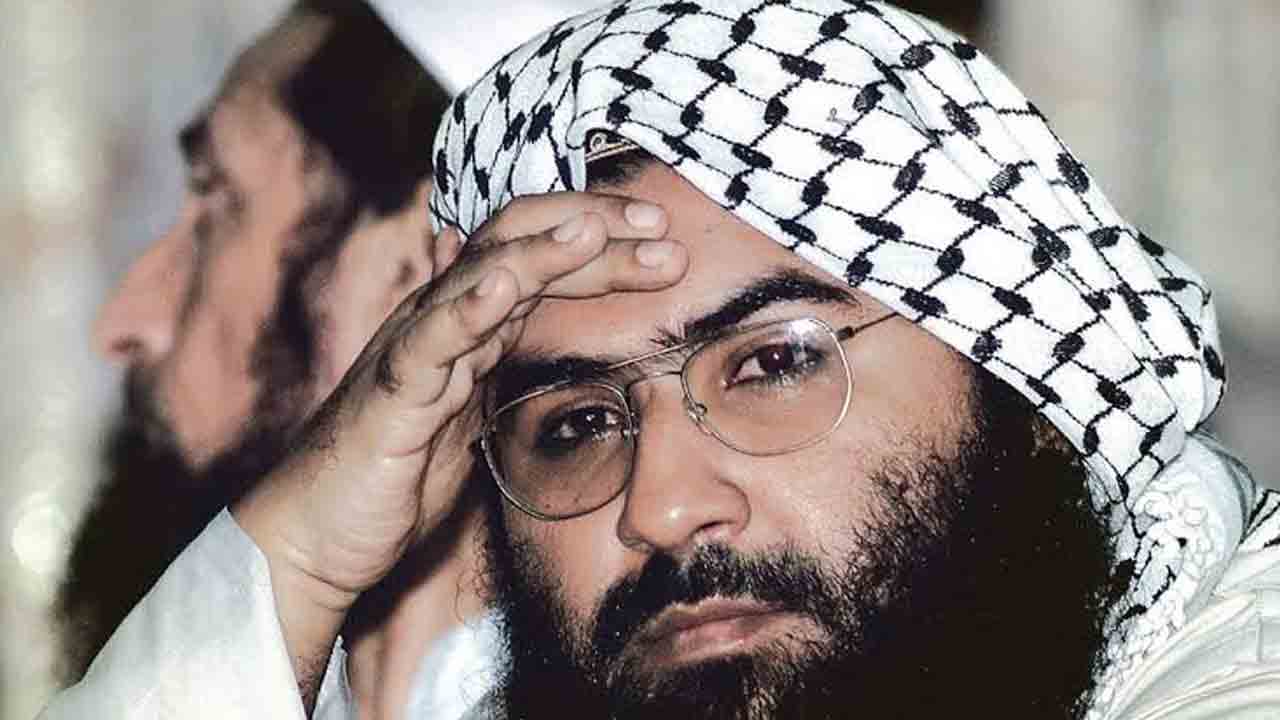 జైషే చీఫ్‌ ఆచూకీపై నజరానా రెట్టింపు.. పరారీలో ఉన్నట్టు పాక్‌ ప్రకటన