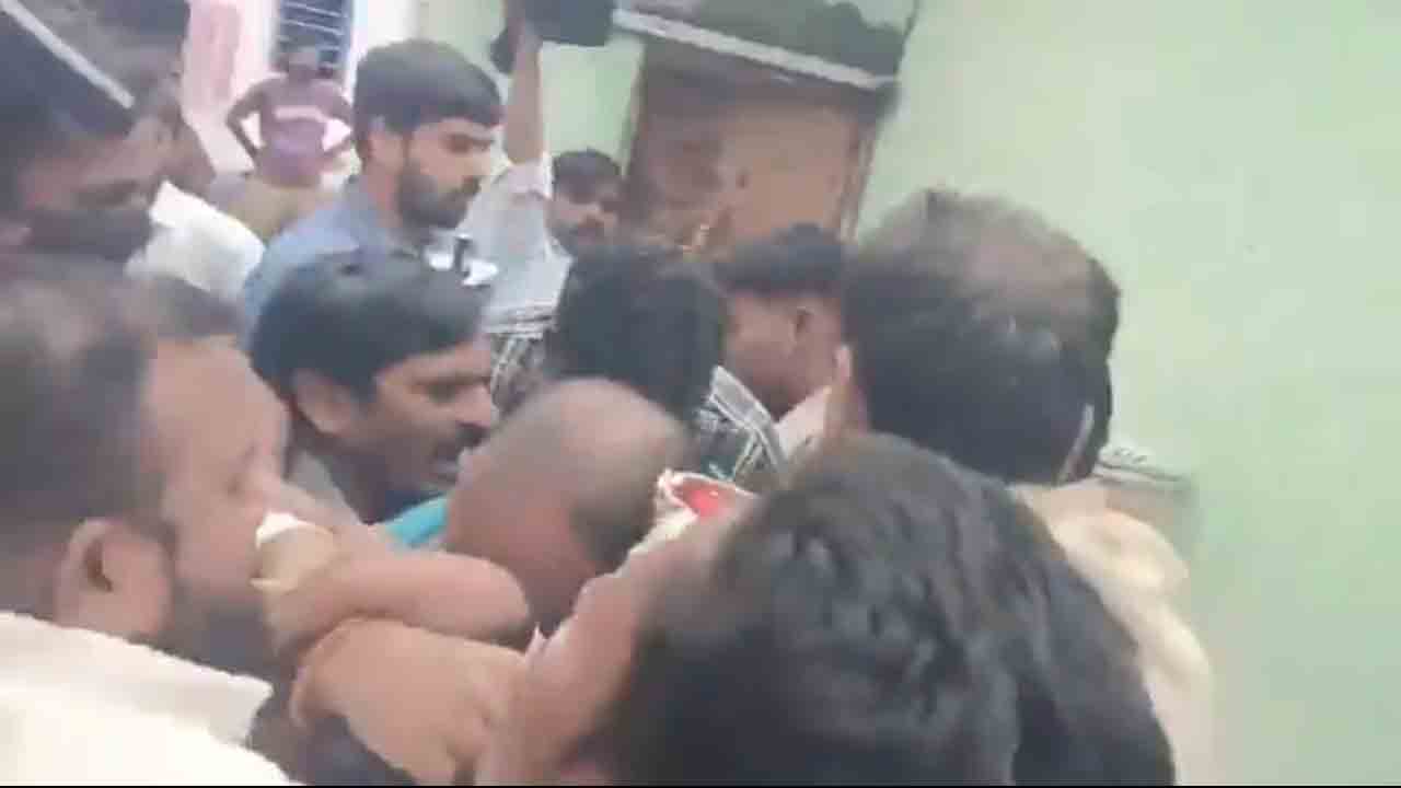 Media | ఉద్యోగులు, మీడియాపై పోలీసుల దౌర్జన్యం.. వీడియో Media | ఉద్యోగులు, మీడియాపై పోలీసుల దౌర్జన్యం.. వీడియో