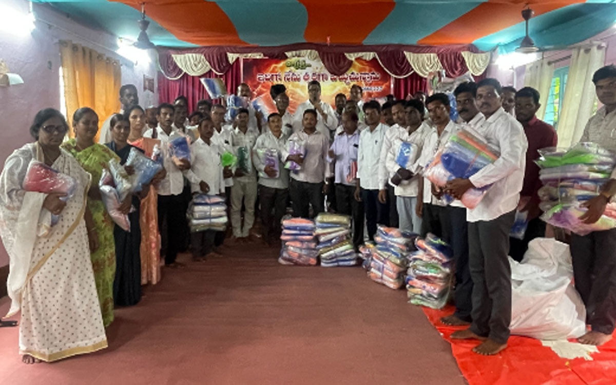 వలస ఆదివాసీ కుటుంబాలకు దోమ తెరలు పంపిణీ