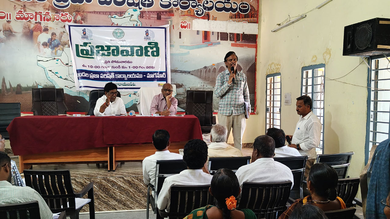 Maganur | విద్యార్థుల సమస్యలపై ఎంఈవోను నిలదీసిన సర్పంచులు