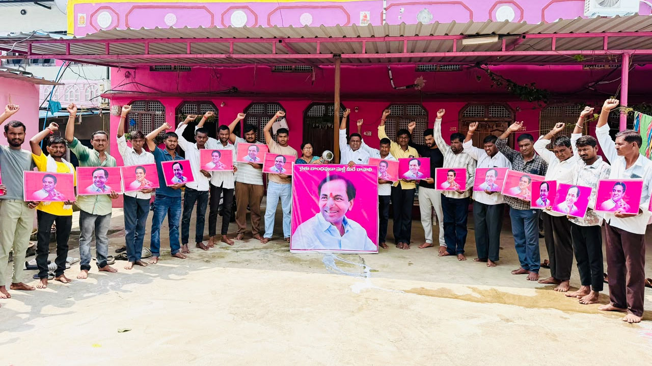 Mukra (K) villagers | కేసీఆర్‌ చిత్రపటానికి పాలాభిషేకం..ముక్రా ( కె ) గ్రామస్థుల సంఘీభావం