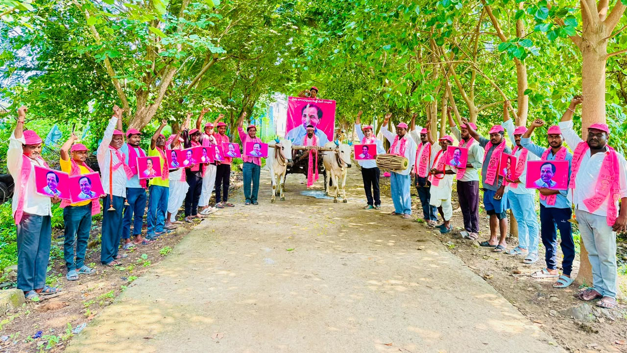 Mukhra (K) | కేసీఆర్‌ చిత్రపటానికి ముఖ్రా(కె) గ్రామస్థుల పాలాభిషేకం