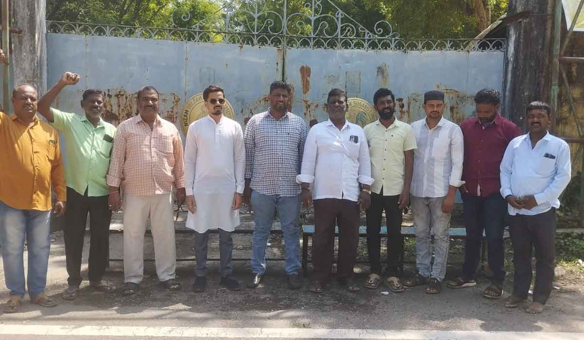 NDSL | ఎన్‌డీఎస్‌ఎల్‌ కార్మికుల సమస్యలు పరిష్కరించాలి.. ఎన్‌డీఎస్‌ఎల్‌ మెయిన్ గేట్ ఎదుట కార్మికుల ధర్నా