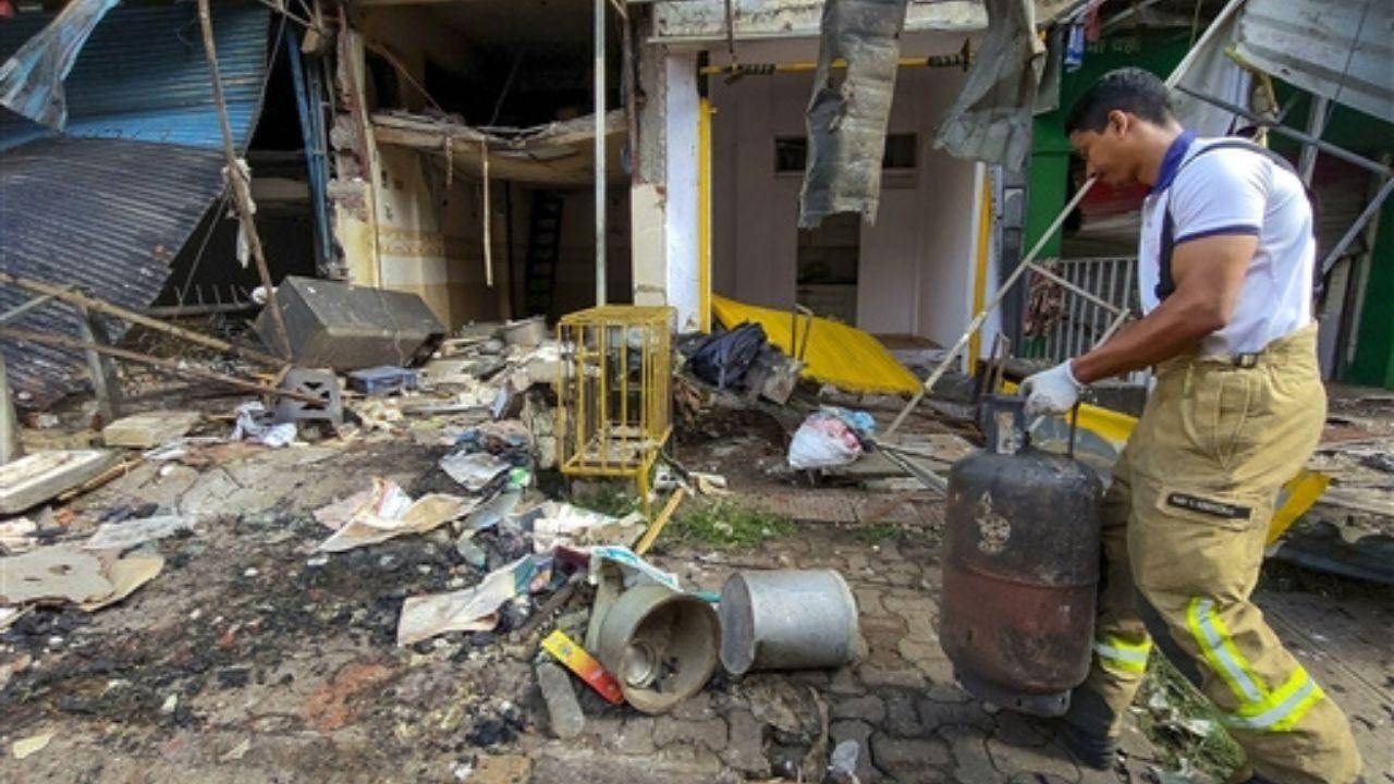 Navi Mumbai | ముంబై రెస్టారెంట్‌లో పేలిన గ్యాస్ సిలిండ‌ర్.. ఇద్ద‌రికి గాయాలు.. వైర‌ల్ వీడియో