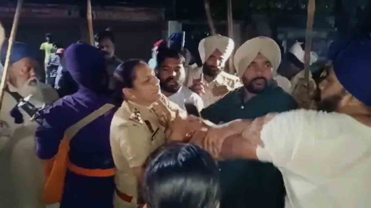 Nihang Group Assaults Woman Cop | ఒక వ్యక్తిని కాపాడిన మహిళా పోలీస్‌.. నిహంగ్‌ సిక్కులు ఆమెపై దాడి