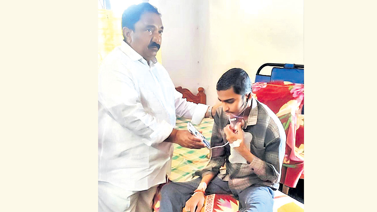 బోన్‌ క్యాన్సర్‌ బాధితుడికి ‘కేటీఆర్‌’ భరోసా