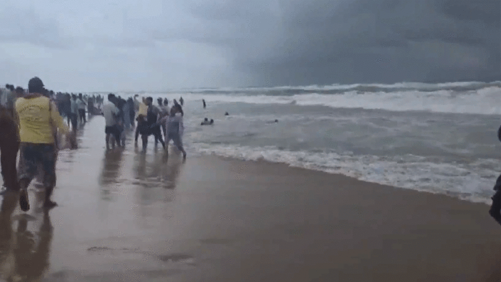 Puri | తీవ్ర అల్ప‌పీడ‌నం ఎఫెక్ట్‌.. పూరీ తీరం అల్ల‌క‌ల్లోలం.. రెడ్ ఫ్లాగ్స్ ఎగుర‌వేసిన అధికారులు.. Video