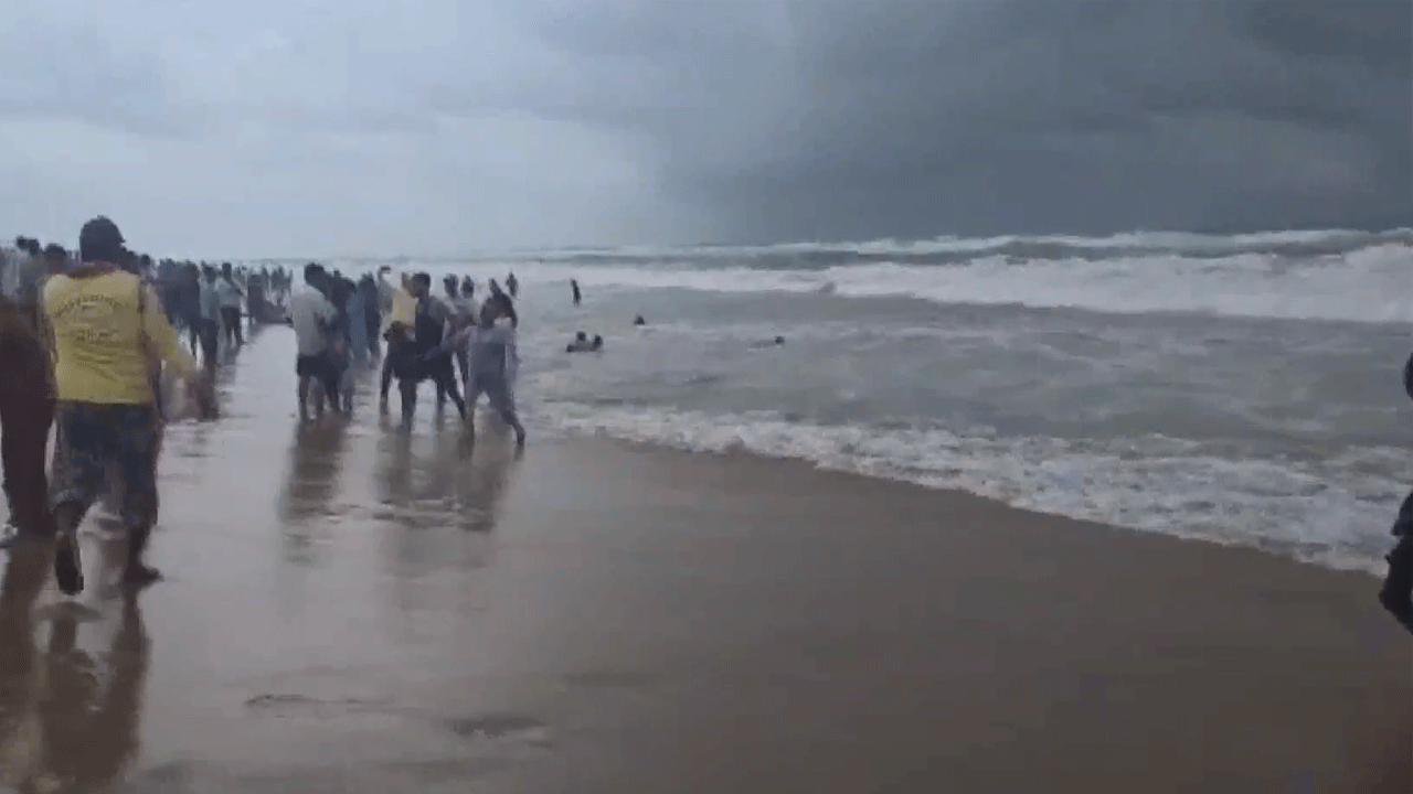 Puri | తీవ్ర అల్ప‌పీడ‌నం ఎఫెక్ట్‌.. పూరీ తీరం అల్ల‌క‌ల్లోలం.. రెడ్ ఫ్లాగ్స్ ఎగుర‌వేసిన అధికారులు.. Video