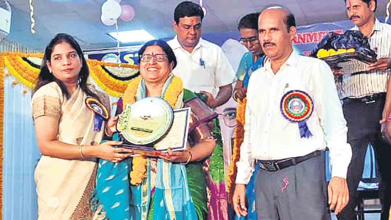 పీవీ సునీతకు ఉత్తమ టీచర్‌ అవార్డు