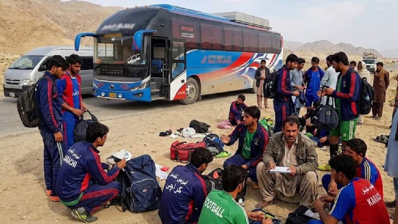 Pakistan | పాకిస్తాన్‌లో క్రీడాకారులు ప్ర‌యాణిస్తున్న బ‌స్సు దోపిడీ.. దారి కాచి దోచుకెళ్లిన సాయుధులు