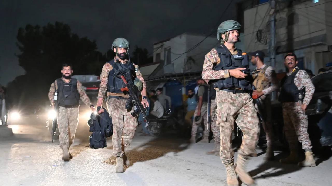 Pakistan | పాకిస్తాన్‌లో మాన‌వ‌బాంబు పేలుడు.. 11 మంది మృతి.. 30 మందికి గాయాలు