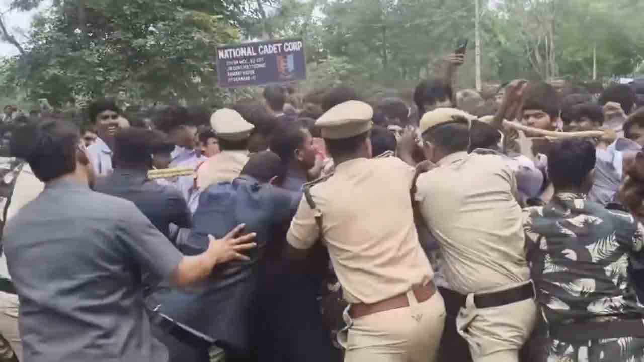 Polytechnic Students | పాలిటెక్నిక్‌ విద్యార్థులు, పోలీసులకు మధ్య తోపులాట.. వీడియో