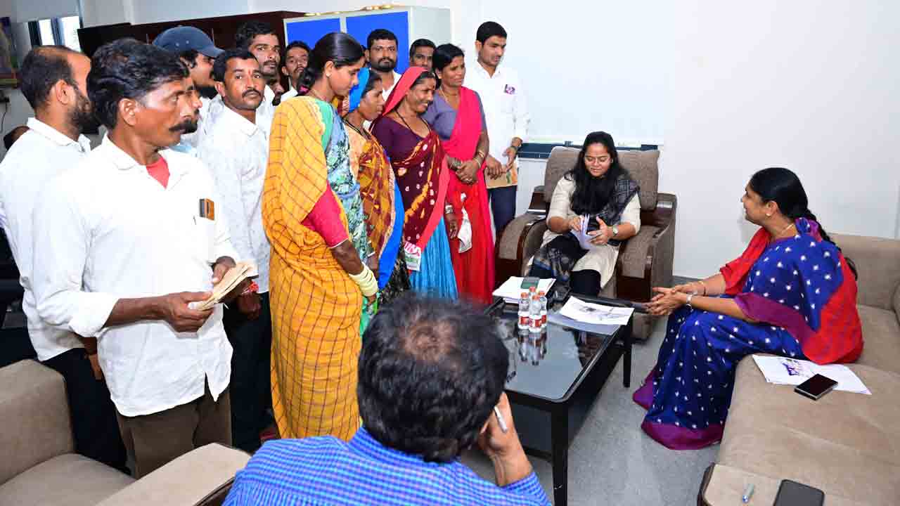 Ganya Thanda | గన్యా తండా 204 భూముల పట్టాల సమస్య.. కలెక్టర్‌ను కలిసిన తండావాసులు