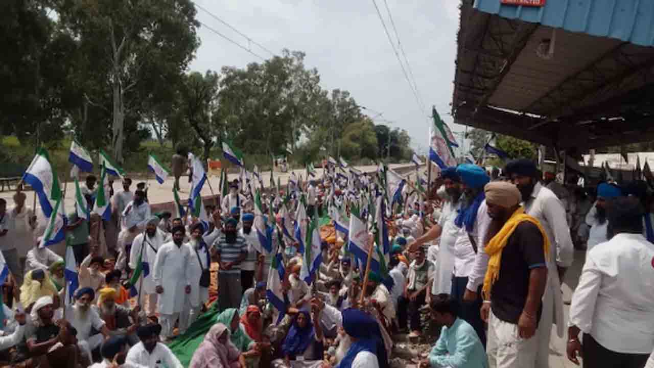 Punjab Farmers Rail Roko | పంజాబ్‌ రైతుల రైల్‌ రోకో.. నిలిచిన పలు రైళ్లు, రాకపోకలకు అంతరాయం