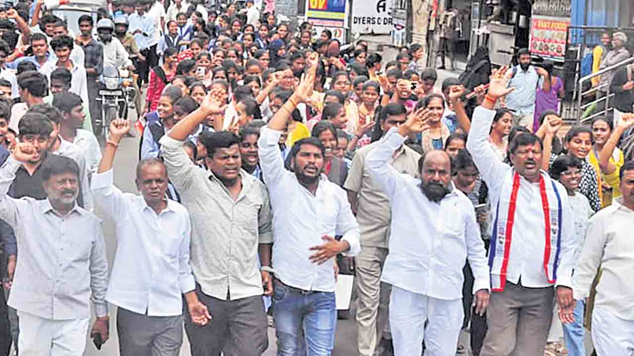 రీయింబర్స్‌మెంట్‌ బకాయిలు వెంటనే చెల్లించాలి